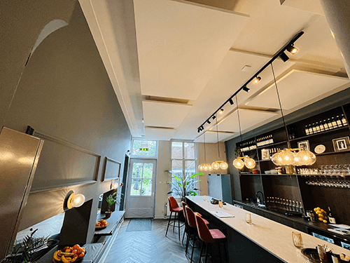 Akoestische plafondpanelen geplaatst bij Quinton House in Utrecht. Deze panelen verbeteren de akoestiek in de ruimte door galm en echo te verminderen en dragen bij aan een comfortabele en stijlvolle werkomgeving.