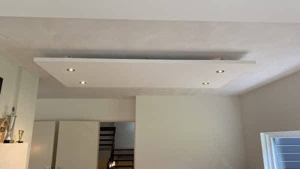 Akoestisch plafondeiland met doorgevoerde verlichting