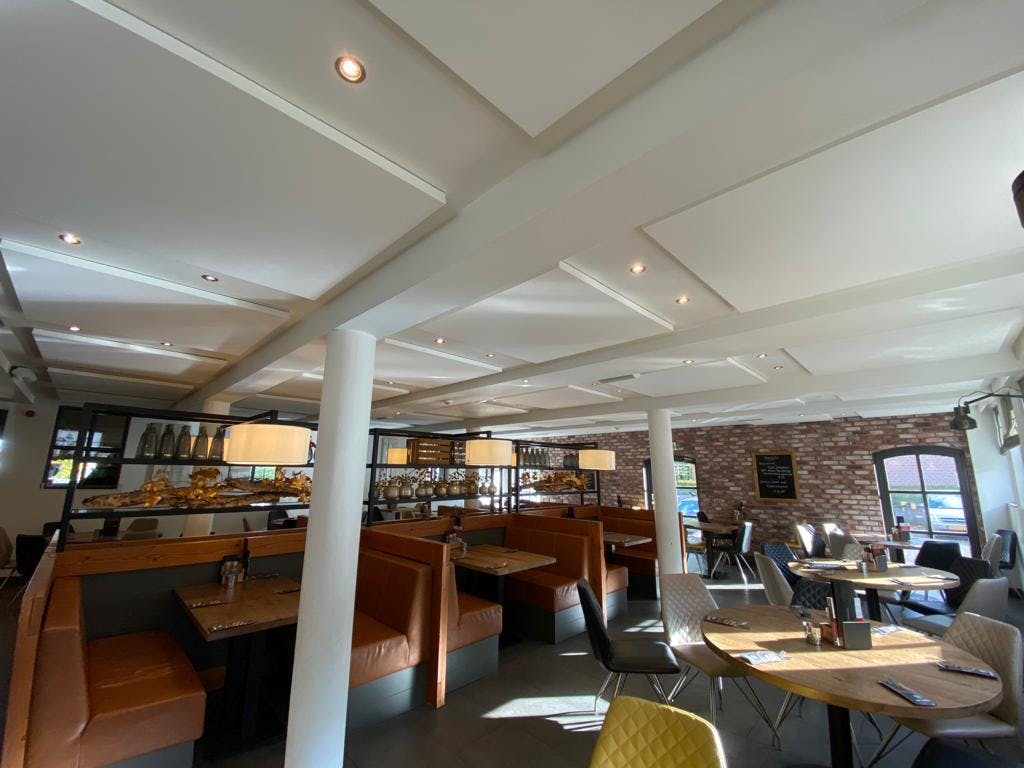 Pannenkoekenrestaurant akoestisch verbeterd - akoestische plafondpanelen