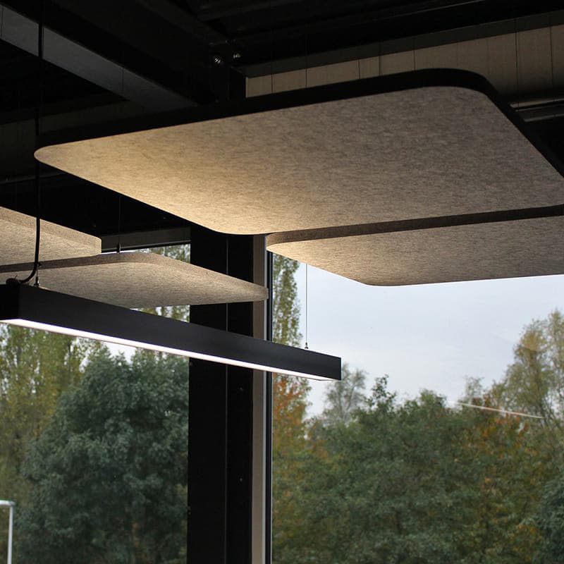 Het EASYfelt Plafondeiland Square is een vierkant paneel van PET-vilt dat geluid in de ruimte effectief absorbeert. Dankzij het hangende ontwerp werkt het optimaal in kantoren, vergaderruimtes en andere professionele omgevingen waar je rust en helderheid in de akoestiek wilt creëren.