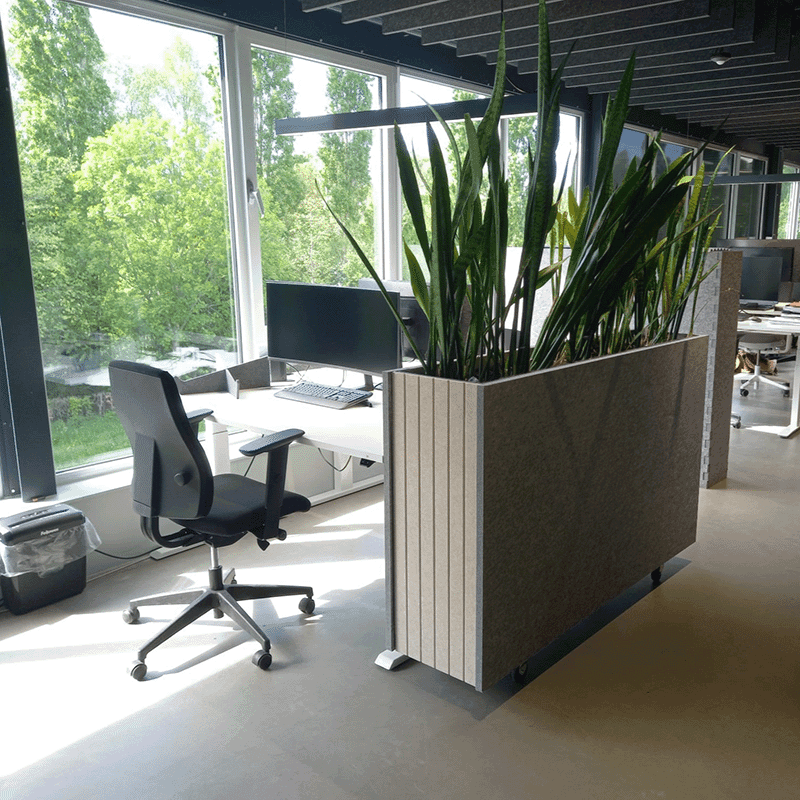 De EASYfelt Planter 2.0 Medium is een middelgrote plantenbak van PET-vilt die akoestiek en groen moeiteloos combineert. Het stevige vilt geeft een strakke uitstraling en helpt geluid te dempen, ideaal voor kantoren, vergaderruimtes en andere projectinterieurs waar je een rustige sfeer wilt creëren.