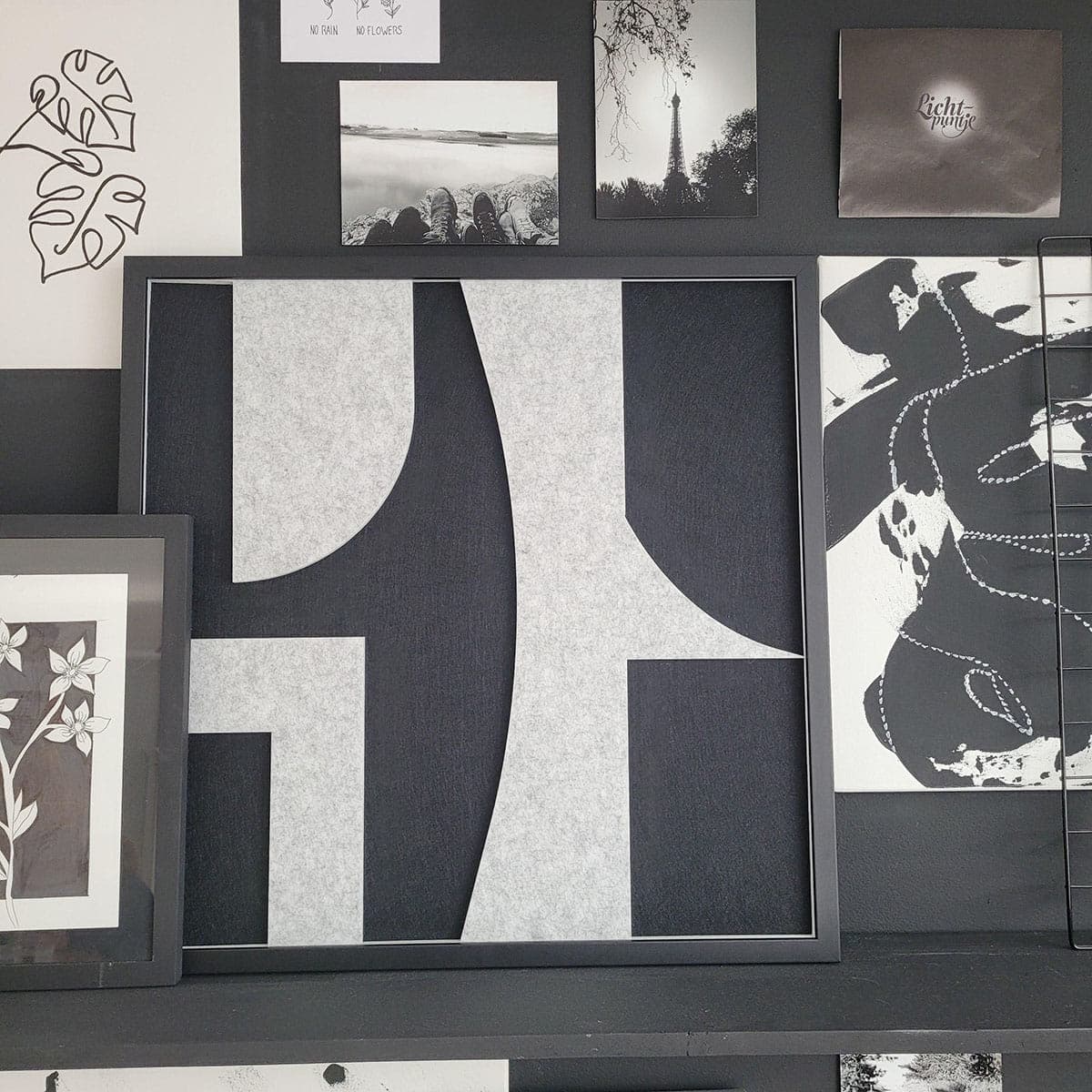 De EASYfelt Scandinavian Creations Abstract geeft de woonkamer een rustige en stijlvolle uitstraling. Dit akoestische wandpaneel van PET-vilt verbetert de geluidskwaliteit én voegt een modern designelement toe aan het interieur.