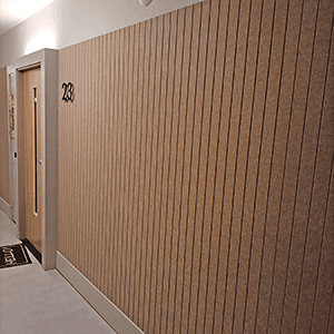 EASYfelt wanddecoratie van 9 mm PET-vilt bekleedt de volledige wand en zorgt voor een rustige, stijlvolle en akoestisch aangename ruimte. Ideaal voor kantoren, woningen en horecagelegenheden.