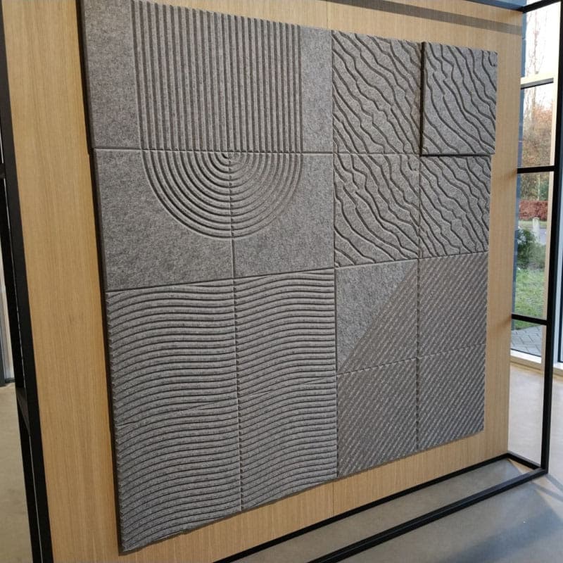 EASYfelt Acoustic Tiles zijn tegels van grijs PET-vilt die je volledig naar wens kunt vormgeven. Dankzij maatwerk kun je ze in vrijwel ieder patroon laten snijden, van strakke lijnen tot speelse geometrie. Zo verbeter je de akoestiek én creëer je een uniek wand- of plafondontwerp dat perfect past bij je interieur.