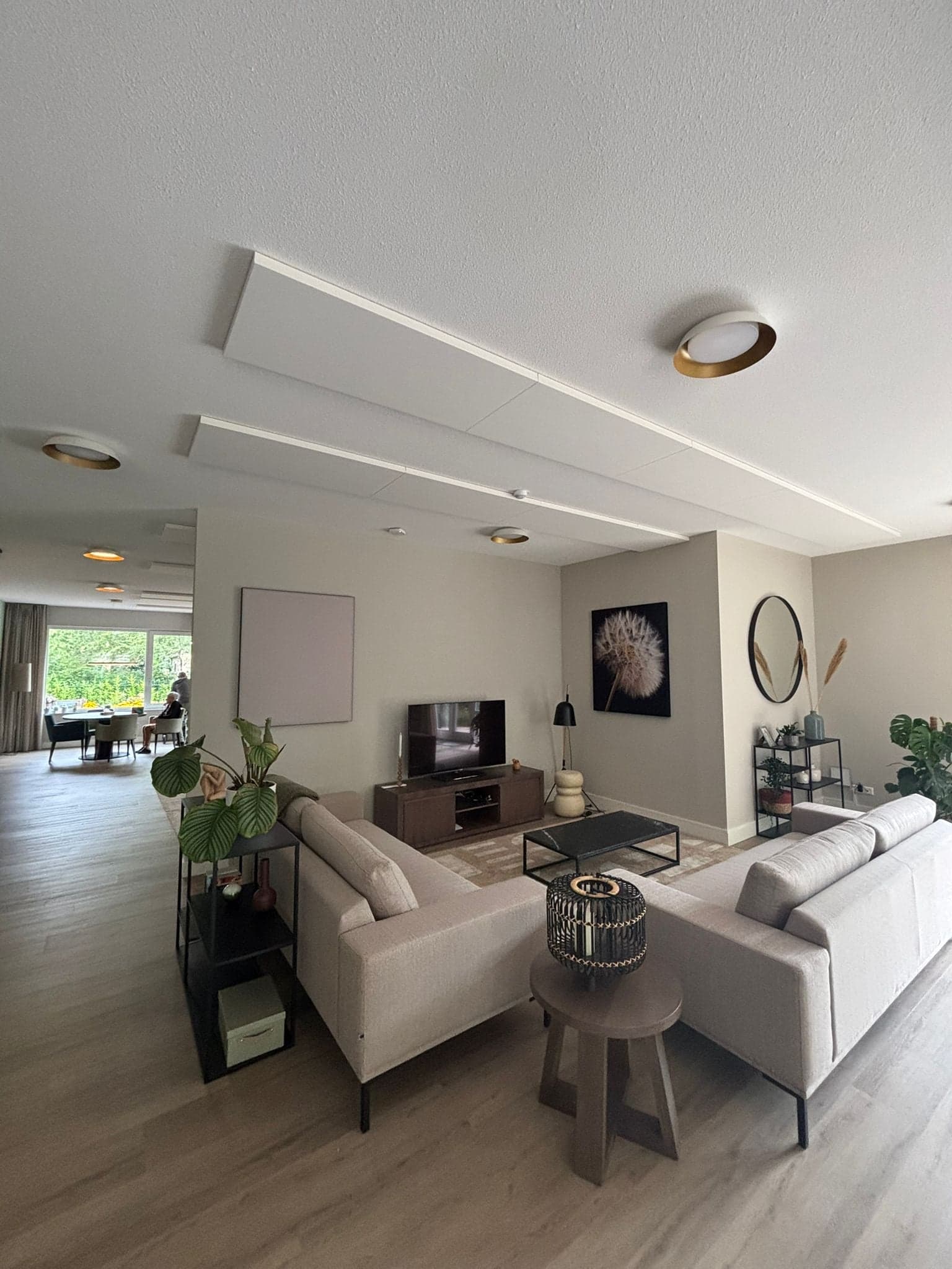 Project bij Bloezem woonzorglocatie in opdracht van Thuismakers. Hier zijn EASYceiling Direct plafondpanelen toegepast om de gemeenschappelijke ruimtes stiller en aangenamer te maken voor bewoners en medewerkers.