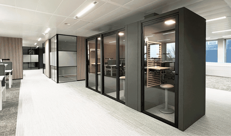 De EASY Noise Control M+ Room Focus Room is een akoestisch modulair opgebouwde ruimte die zorgt voor concentratie en rust. Ideaal voor telefoongesprekken, videovergaderingen of gefocust werken in drukke kantooromgevingen.