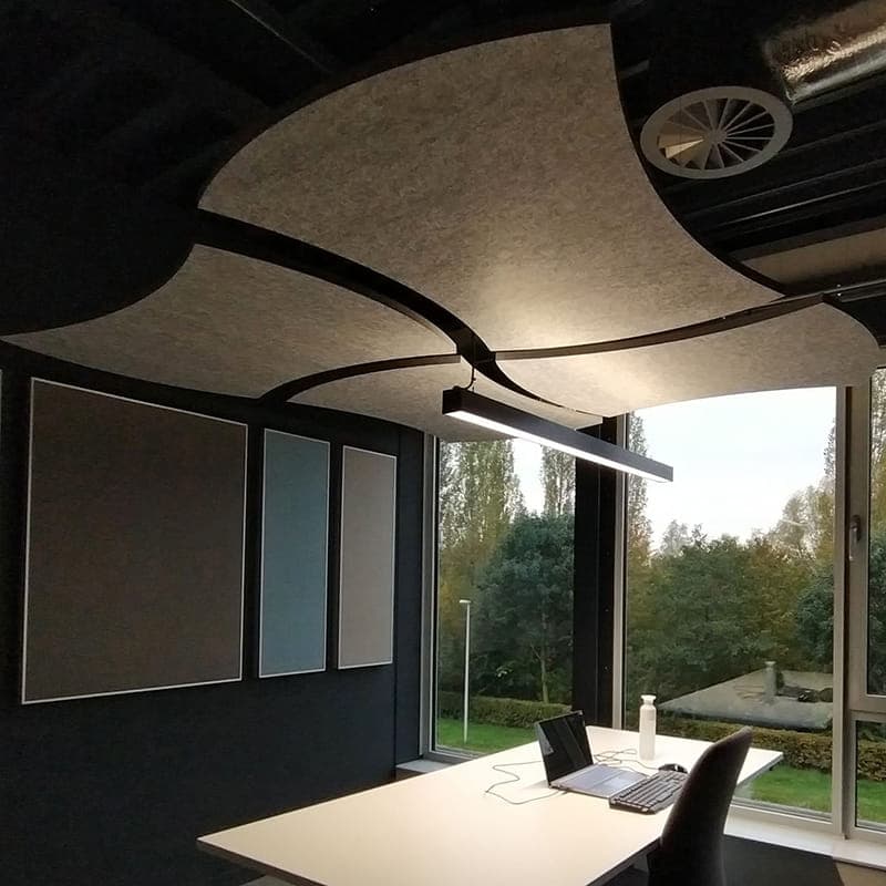 De akoestische plafondeilanden Curved van EASYfelt combineren een vloeiende vorm met de akoestische werking van PET-vilt. Dankzij het golvende ontwerp voeg je een speels lijnenspel toe aan je interieur, terwijl je tegelijk de nagalm in de ruimte vermindert. Ideaal voor kantoren, vergaderruimtes en moderne projectinterieurs.
